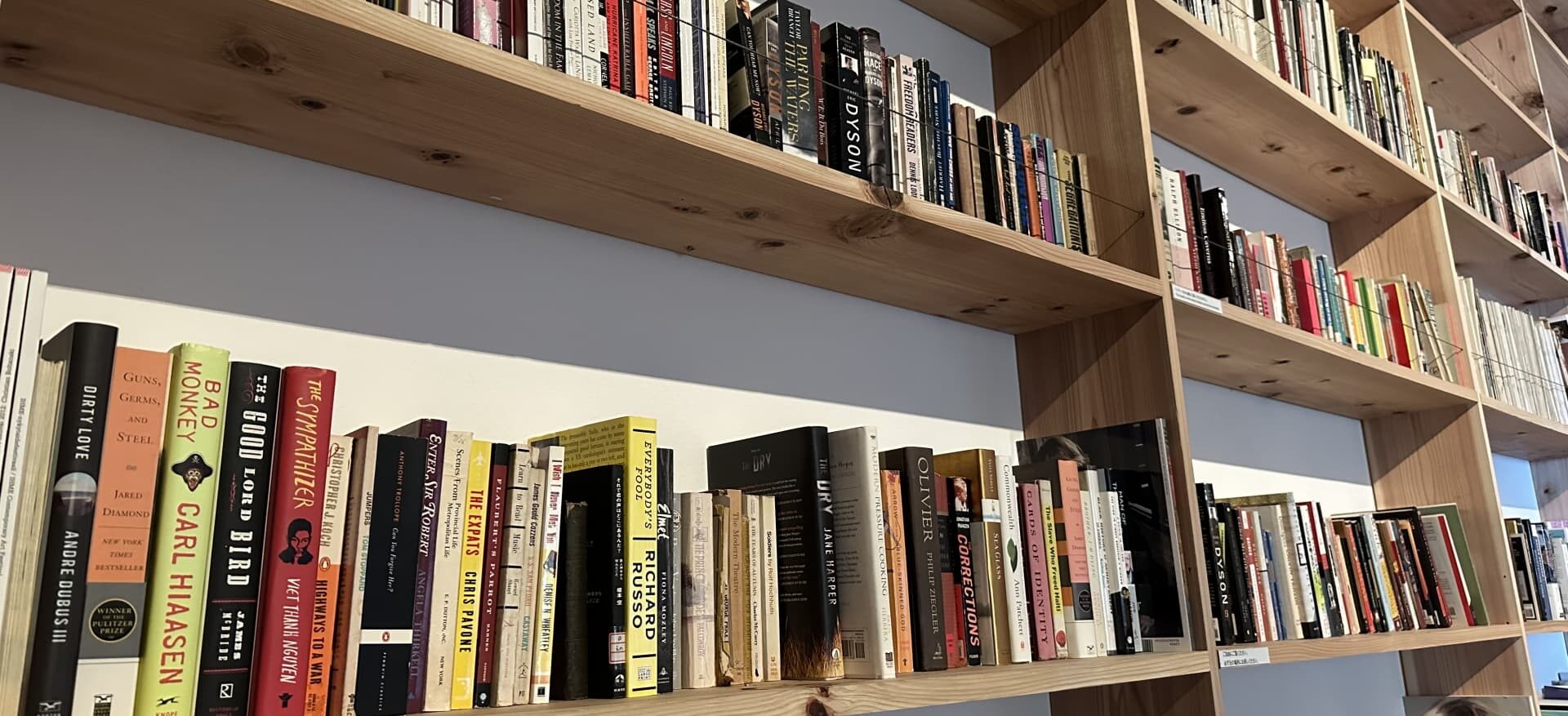 レンタで電子書籍をすぐ読める仕組みを示したイメージ。購入せずレンタル形式で利用でき、会員登録後すぐ閲覧できる流れが分かる。